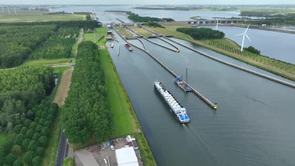 Fahrzeuge Die Boot Die Schleuse Volkerak Den Niederlanden Transportiert Werden — Stockvideo