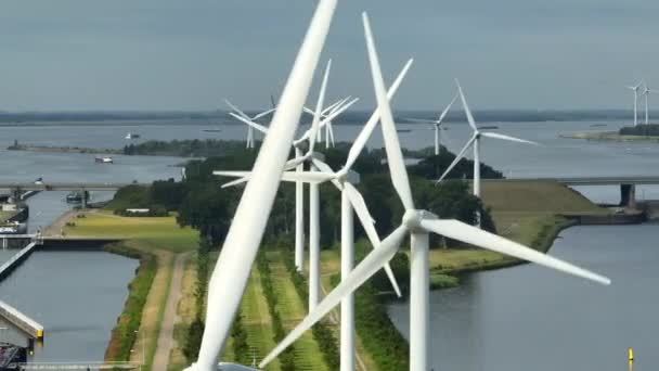 Windturbines Die Duurzame Groene Elektriciteit Opwekken — Stockvideo