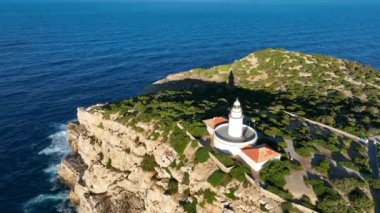 İbiza Okyanusu 'na bakan dik bir uçurumun tepesindeki deniz feneri.