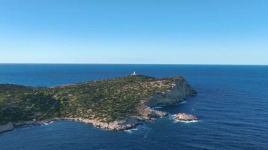 İbiza 'da bir adadaki deniz feneri.