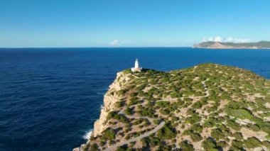 İbiza 'daki deniz feneri. Uzun bir uçurumun tepesinde.