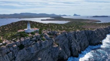 İbiza 'nın batı kıyısındaki deniz feneri.