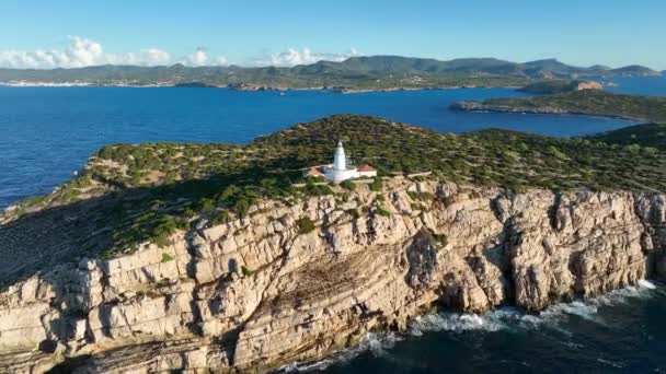 Farol Topo Penhasco Íngreme Com Vista Para Oceano Ibiza — Vídeo de Stock