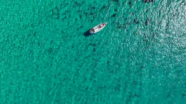 美しいターコイズブルーの海に停泊ヨットセーリング — ストック動画