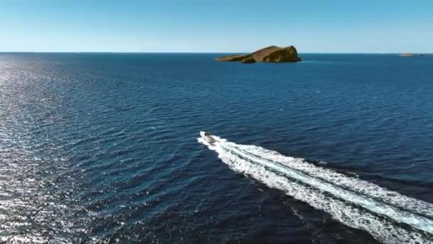 Motorový Člun Plující Oceánem Létě Ibize — Stock video