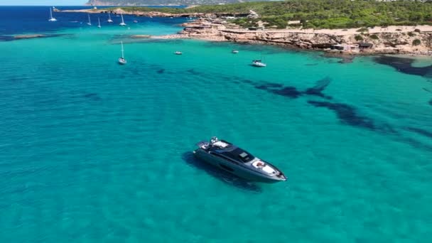 Πολυτελές Superyacht Anchored Στη Θάλασσα Στην Ίμπιζα Κοντά Cala Bassa — Αρχείο Βίντεο