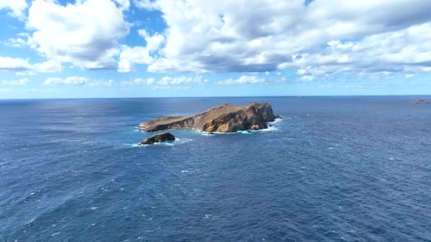 Waves Crashing Rocks Steep Shores Island — Stock Video