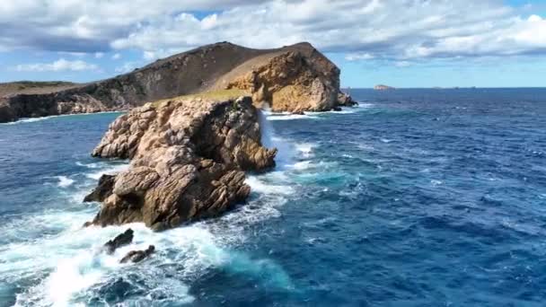 Olas Que Estrellan Contra Rocas Las Empinadas Costas Una Isla — Vídeo de stock