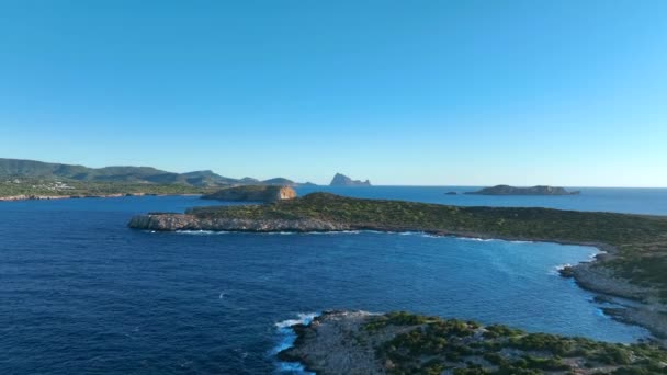 Die Wunderschöne Küste Von Ibiza Bei Sonnenuntergang Aus Der Luft — Stockvideo