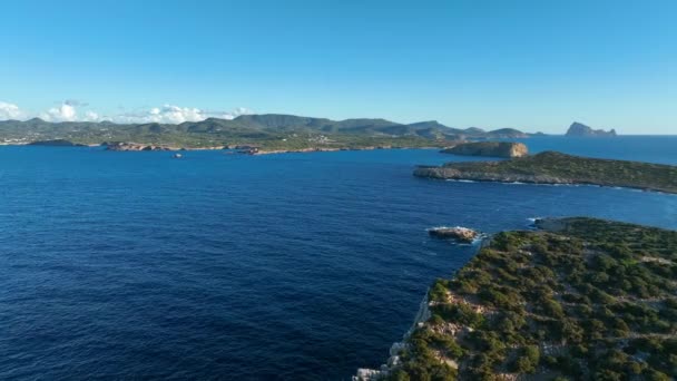 Die Wunderschöne Küste Von Ibiza Bei Sonnenuntergang Aus Der Luft — Stockvideo