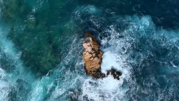 Vagues Écrasant Contre Petit Rocher Dans Mer — Video