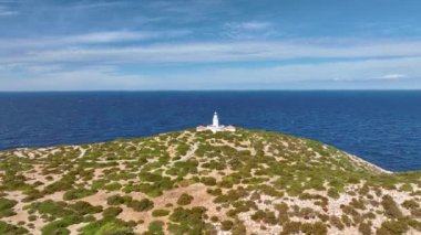 Ibiza 'da okyanusa bakan bir uçurumun üzerindeki deniz feneri.