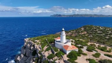 Ibiza 'da okyanusa bakan bir uçurumun üzerindeki deniz feneri.