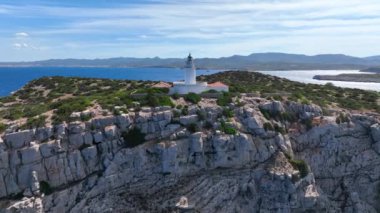 Ibiza 'da okyanusa bakan bir uçurumun üzerindeki deniz feneri.