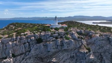 Ibiza 'da okyanusa bakan bir uçurumun üzerindeki deniz feneri.