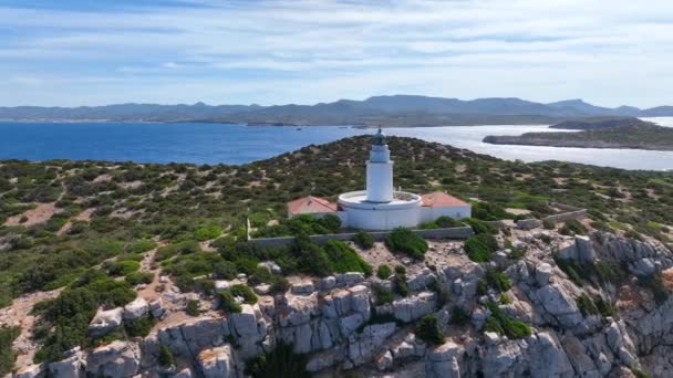 Mercusuar Atop Sebuah Tebing Curam Menghadap Samudera Ibiza — Stok Video