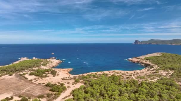 夏の空の景色の中でイビザの西海岸 — ストック動画