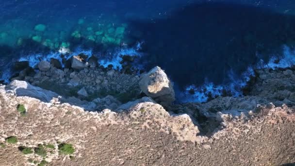Wellen Krachen Den Steilen Ufern Einer Insel Gegen Felsen — Stockvideo