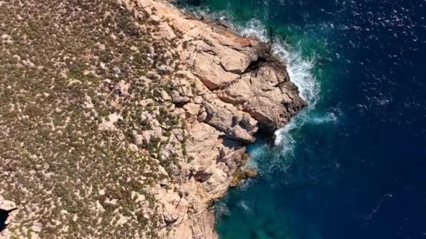 海の中の小さな島に打ち寄せる波 — ストック動画