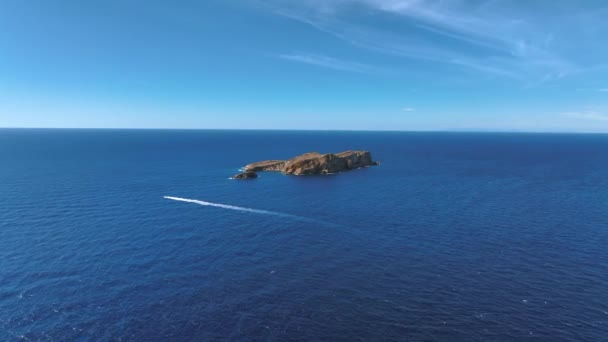 夏の空中ビューでイビザの西海岸沖の小さな島 — ストック動画