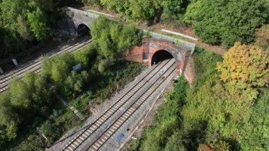 Hızlı Banliyö Treni Bir Tünel Taşıma Yolcusuna Giriyor