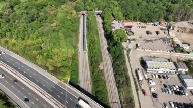 Birleşik Krallık Hava Görünümü 'nde Bir Otoyolun Altında Giden Tren Hızı