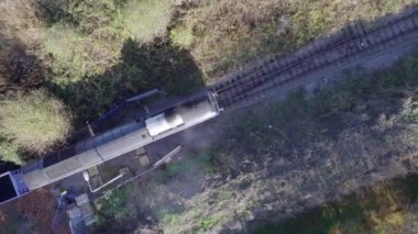 Kargo Treni Kuş Gözü Görünümü İstasyondan ayrılıyor