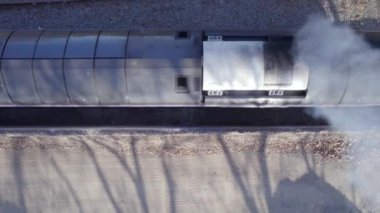 Lokomotif Kargo Treni Kuş Gözü Görünümü İstasyondan Ayrılıyor