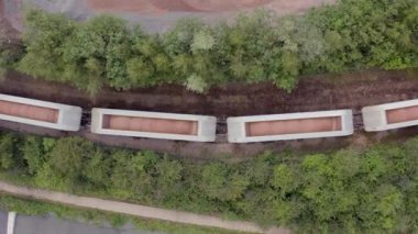 Yük Treni ve Kargo Atlayıcılarının Kuş Gözü Görünümü