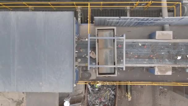 Abfälle Wandern Durch Einen Recyclinganlagengürtel — Stockvideo