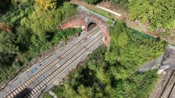 Hogesnelheidstrein Die Een Tunnel Betreedt Voor Het Vervoer Van Passagiers — Stockvideo