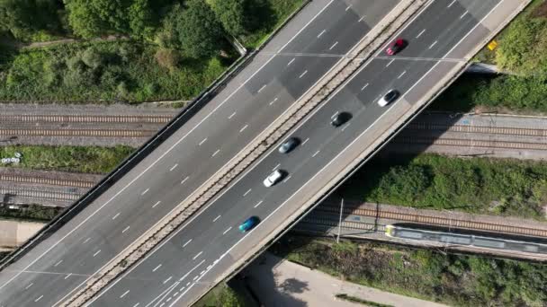 Tren Cercanías Que Acelera Bajo Una Autopista Reino Unido Vista — Vídeos de Stock