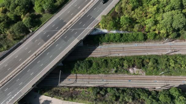 Tren Cercanías Que Acelera Bajo Una Autopista Reino Unido Vista — Vídeo de stock