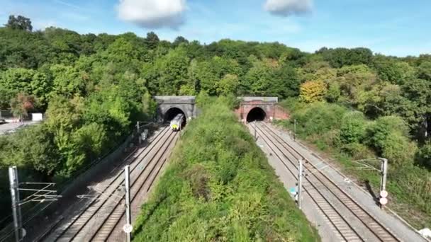 Tren Cercanías Saliendo Túnel Que Transporta Pasajeros — Vídeo de stock