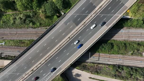Snelheid Van Pendeltrein Onder Een Autosnelweg Het Verenigd Koninkrijk — Stockvideo
