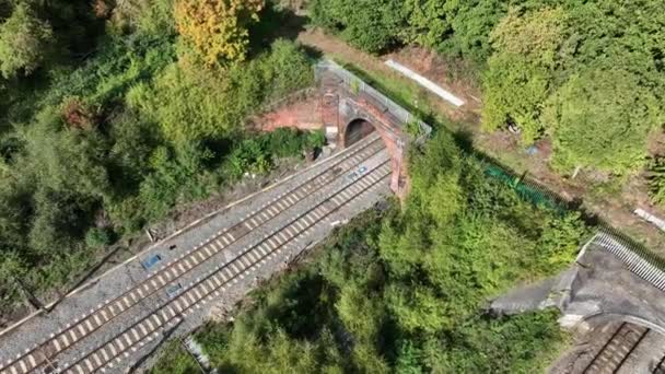 Trein Vanuit Een Tunnel Met Hoge Snelheid Vanuit Lucht — Stockvideo