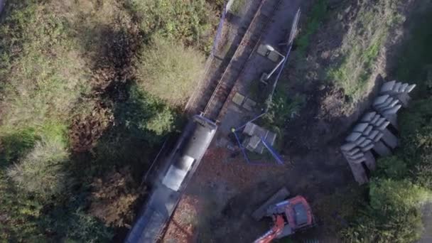 Lokomotif Kargo Treni Kuş Gözü Görünümü Stasyondan Ayrılıyor — Stok video