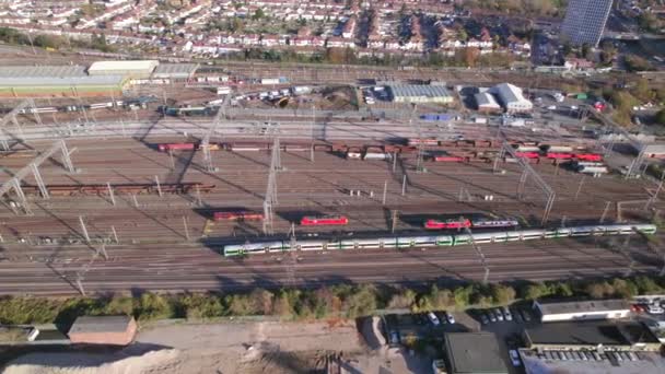 Τρένα Και Ένα Depot Στο London Aerial View — Αρχείο Βίντεο