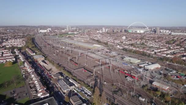 Τρένα Και Ένα Depot Στο London Aerial View — Αρχείο Βίντεο