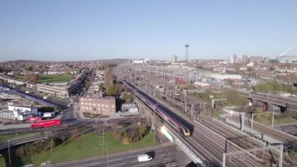 Τρένα Και Ένα Depot Στο London Aerial View — Αρχείο Βίντεο