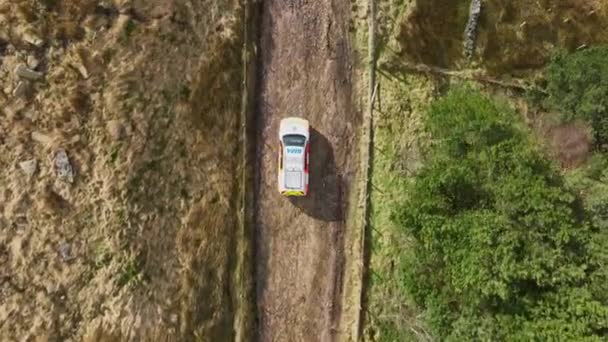 Guida Del Veicolo Ambulanza Salvataggio Montagna Attraverso Terreno Robusto — Video Stock