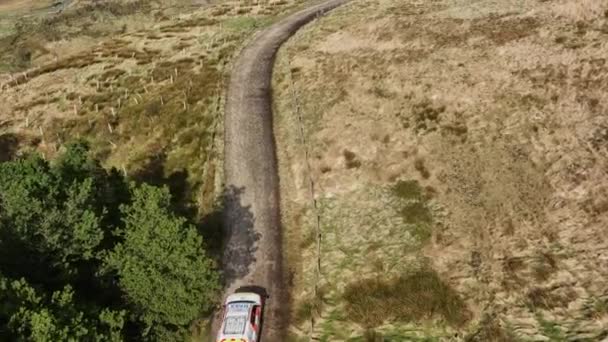 険しい地形を走る山岳救助救急車 — ストック動画