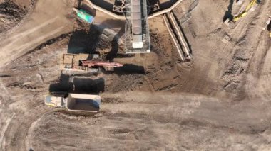 Bahşiş Kamyonları Bir Kazıcı ve Taşıyıcıdan Dünya 'yı Aldı