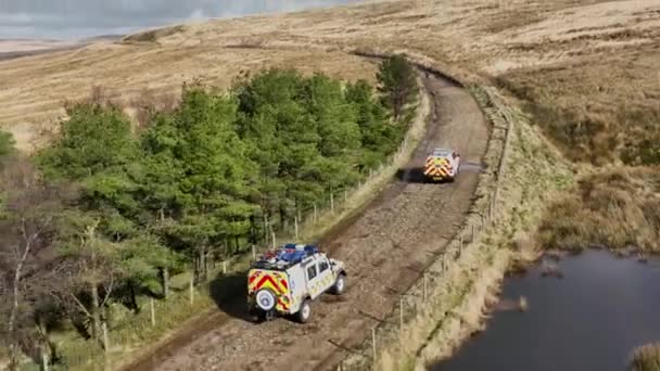 Vehículos 4X4 Rescate Montaña Llamada Una Emergencia — Vídeos de Stock