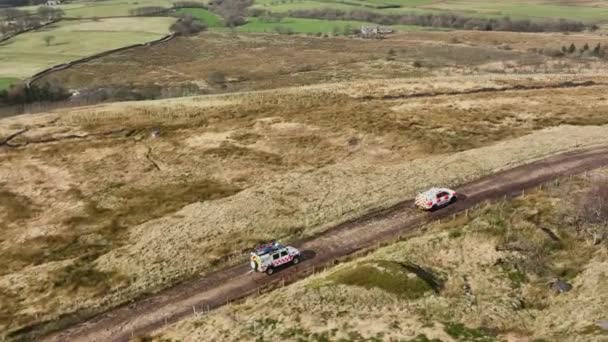 Vehículos 4X4 Rescate Montaña Llamada Una Emergencia — Vídeos de Stock