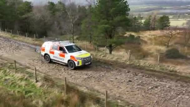 Vehículo Ambulancia Rescate Montaña 4X4 Una Llamada Telefónica Una Emergencia — Vídeos de Stock