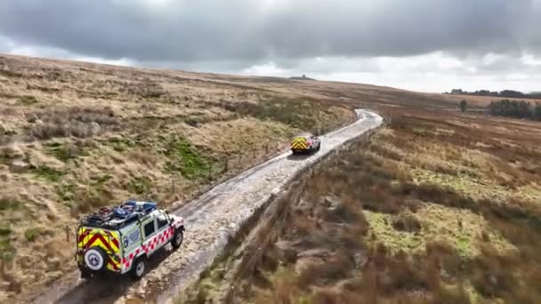 Vehículos 4X4 Rescate Montaña Llamada Una Emergencia — Vídeos de Stock