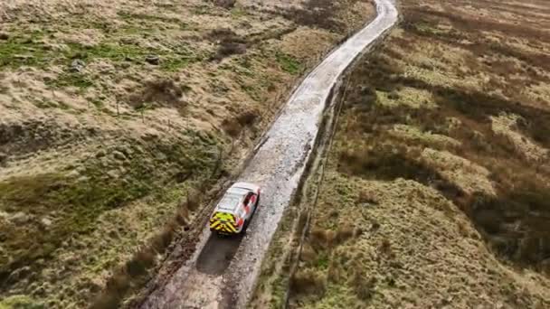 Vehículos Ambulancia Rescate Montaña Que Conducen Través Del Terreno Accidentado — Vídeos de Stock
