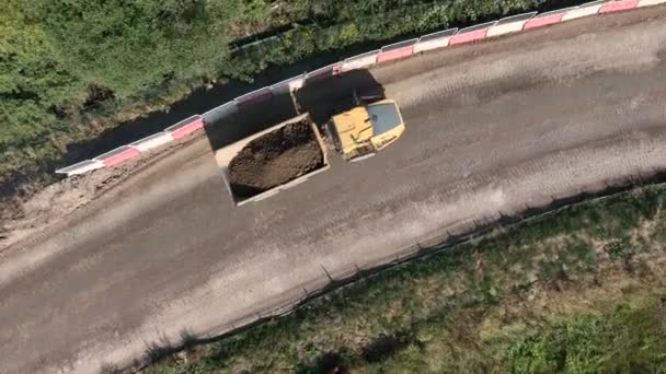 建造业中搬运大量泥土的拉链卡车 — 图库视频影像