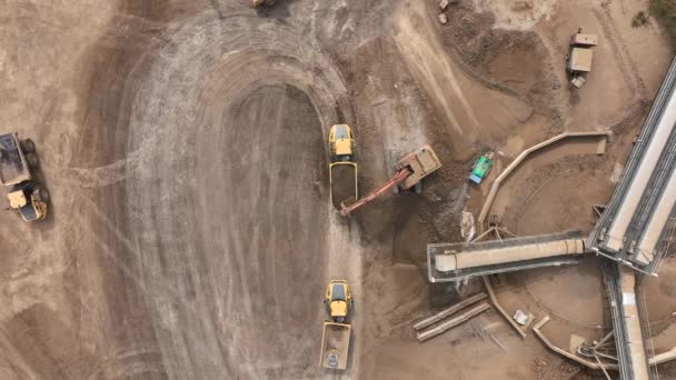 Caminhões Basculantes Sendo Carregados Com Terra Por Escavador — Vídeo de Stock